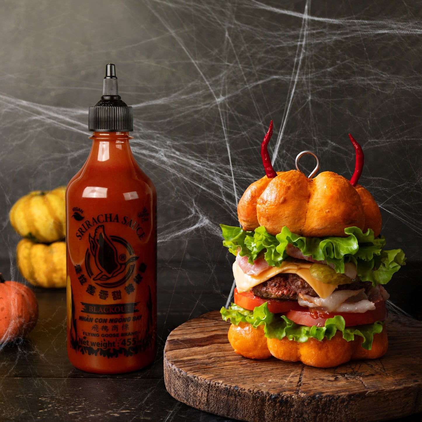 רוטב סריראצ׳ה חריף בלאק-אוט! (Blackout) | פליינג גוס - Flying Goose - פריקפוא