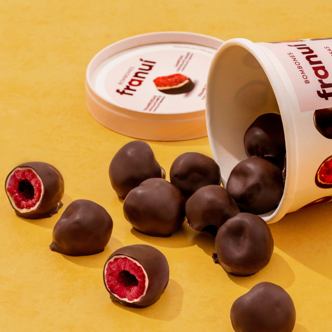 פטל אדום מצופה בשוקולד לבן מעולה ושוקולד מריר | פרנוי - Franui - פריקפוא